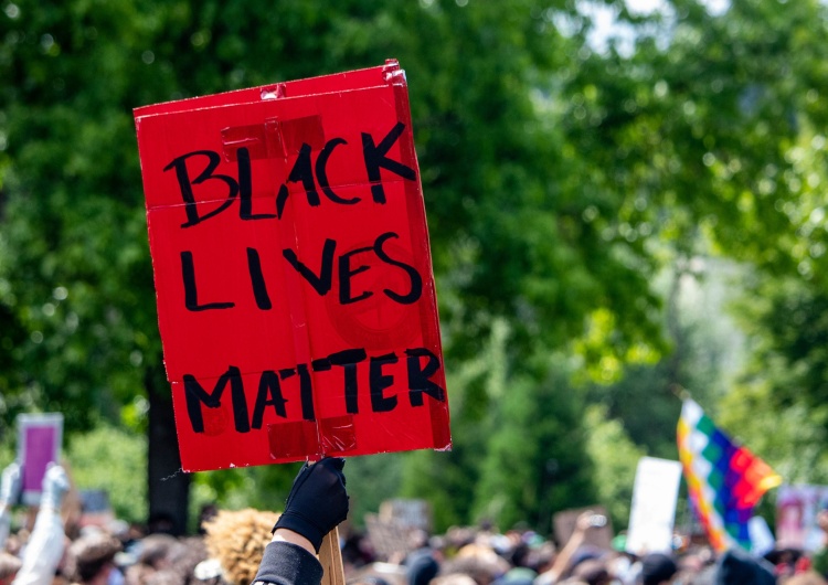 Symbol ruchu Black Lives Matter, walczącego o prawa osób czarnoskórych. Jego śmierć wywoła protesty w całym kraju. Zapadł wyrok ws. George'a Floyda