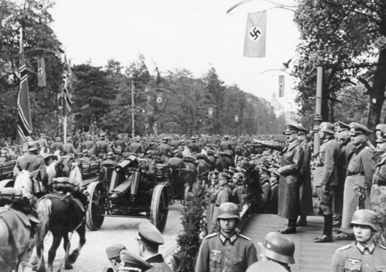 Adolf Hitler odbierający defiladę Wehrmachtu w Al. Ujazdowskich w Warszawie 5 października 1939 Mocny wpis Tarczyńskiego: Widzicie tu słowo „naziści”?