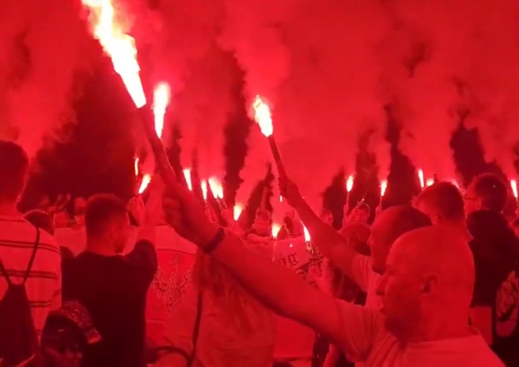 kibice Lecha Poznań uczcili 65. rocznicę Poznańskiego Czerwca [VIDEO] Tak kibice Lecha Poznań uczcili dziś 65. rocznicę Poznańskiego Czerwca 56'