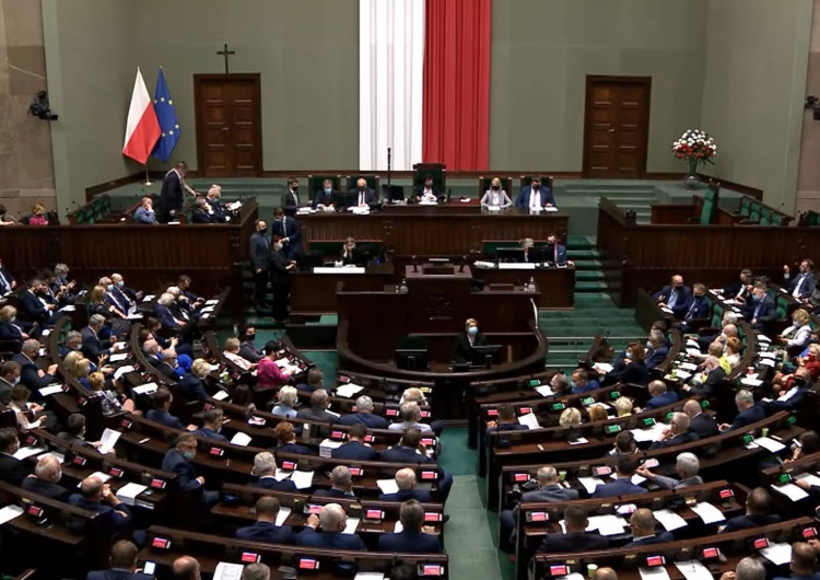 Sondaż: PiS na czele, dobry wynik Konfederacji i niska frekwencja