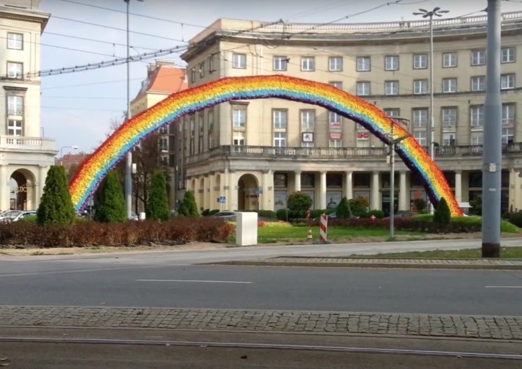  Warszawa: Na Plac Zbawiciela wróciła tęcza. Wytłumaczono na jak długo