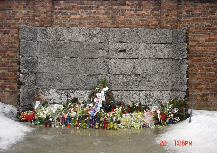 Ściana Straceń, Auschwitz [Nasz Patronat] 