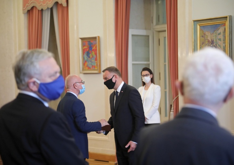 Prezydent Andrzej Duda (C) i Robert Szewczyk (2L) podczas uroczystości powołania Rady ds. Energii, Środowiska i Zasobów Naturalnych, 30 bm. w Pałacu Prezydenckim w Warszawie Robert Szewczyk członkiem Rady do spraw Środowiska, Energii i Zasobów Naturalnych przy Prezydencie RP