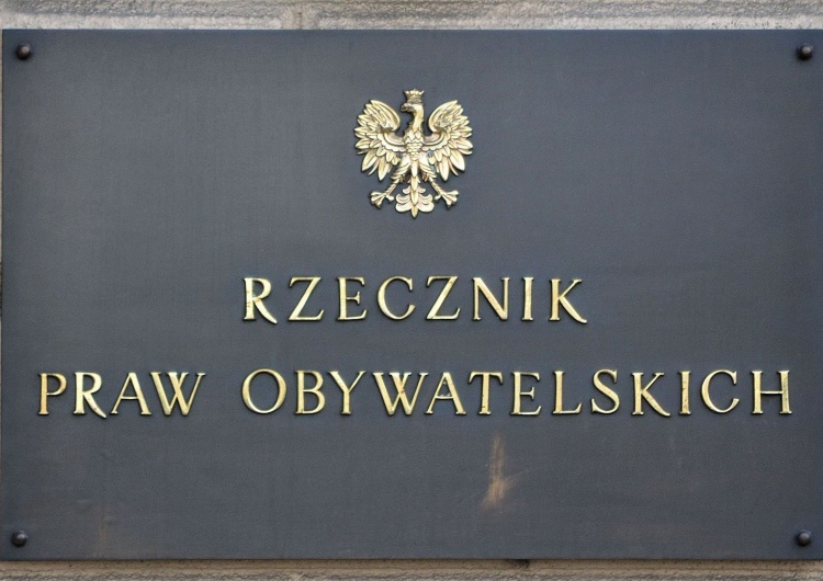 Tablica przy wejściu do siedziby Rzecznika Praw Obywatelskich Platforma też poprze prof. Wiącka? Jest decyzja PO