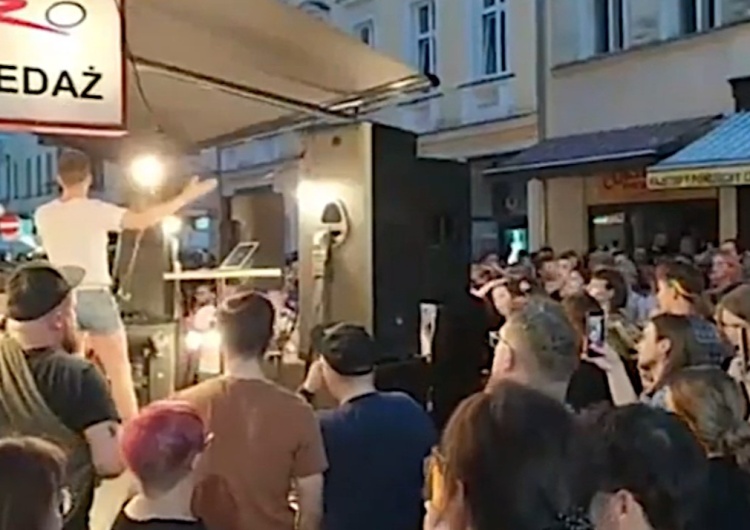 aktywiści LGBT tańczący w Poznaniu poloneza w godzinę śmierci Jana Pawła II [VIDEO] Poznań. W godzinę śmierci Jana Pawła II aktywiści LGBT odtańczyli poloneza...