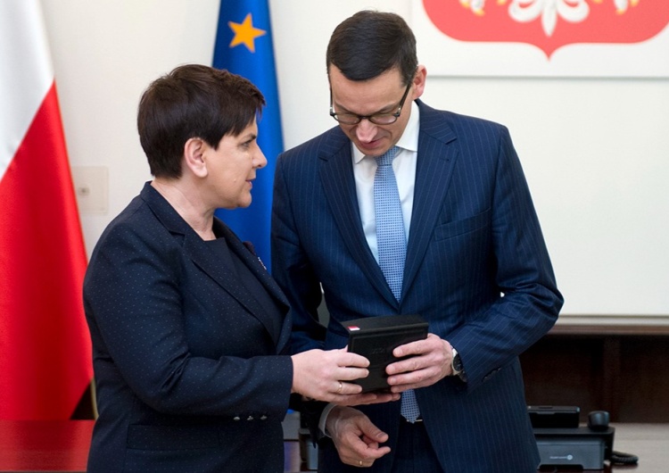 Była premier Beata Szydło i premier Mateusz Morawiecki Morawiecki czy Szydło? Polacy wskazali następcę Kaczyńskiego