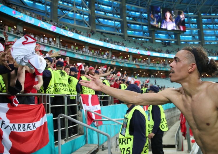  [FOTO] Tak stewardzi na meczu w Baku zwinęli duńskim kibicom tęczową flagę. I to nie koniec