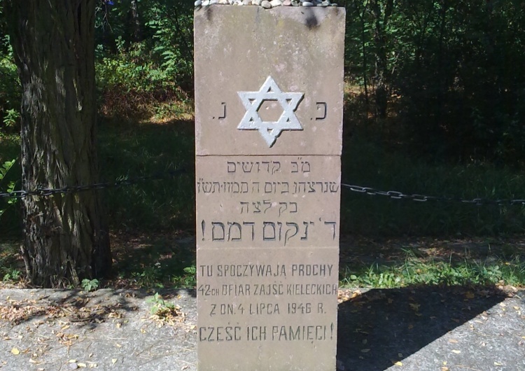 Grób ofiar pogromu na kieleckim cmentarzu żydowskim 75. rocznica pogromu w Kielcach. Historyk: Dla jednych antysemityzm, dla innych prowokacja