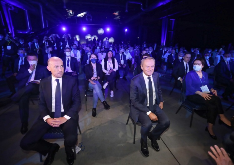 Borys Budka, Donald Tusk [FOTO] Te miny Budki i Trzaskowskiego mówią wszystko. Wymowne zdjęcia z Rady Krajowej PO