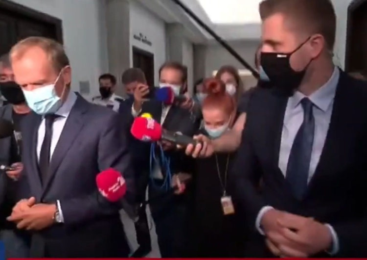 Były premier Donald Tusk nie chciała odpowiedzieć na pytania dotyczące sytuacji dawnego szefa jego gabinetu politycznego Sławomira Nowaka. Dziennikarz zapytał o Nowaka, nerwowa reakcja Tuska. „Myślałem, że pan wyższy poziom reprezentuje”
