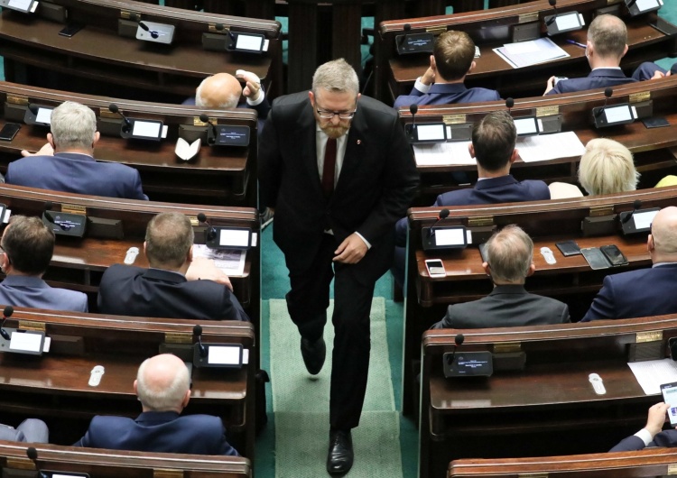 Poseł Konfederacji Grzegorz Braun opuszcza salę obrad Sejmu w Warszawie. Braun po raz kolejny wykluczony z obrad. Dlaczego polityk musiał opuścić salę?