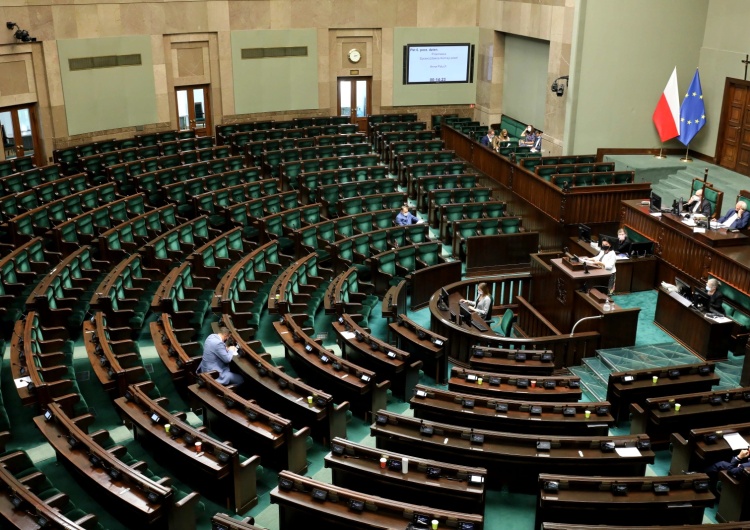  [NAJNOWSZY SONDAŻ] PiS niezmiennie liderem. Tusk zwiększa poparcie dla PO, ale Hołownia się nie poddaje