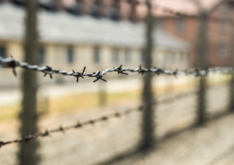  Francja. Swastyki na tablicy ofiar KL Auschwitz-Birkenau