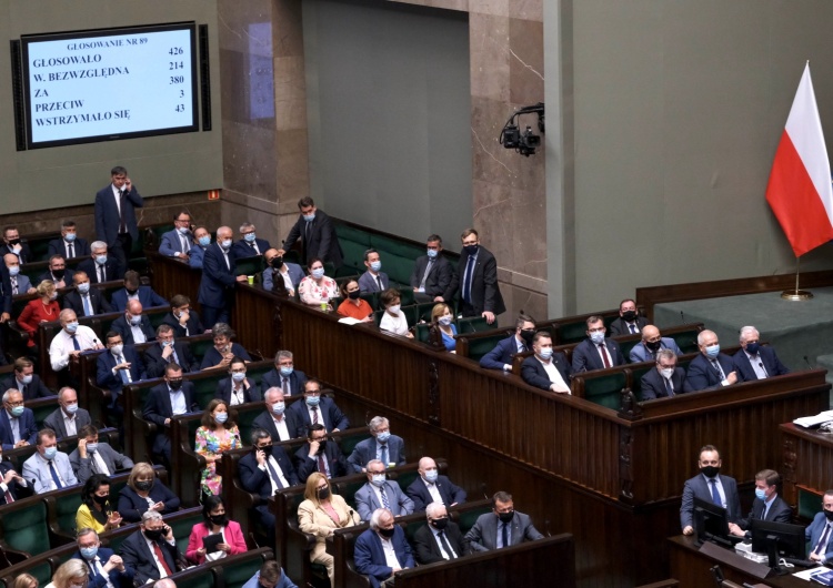  [SONDAŻ] KO wraca na pozycję wicelidera. Złe wieści dla Szymona Hołowni