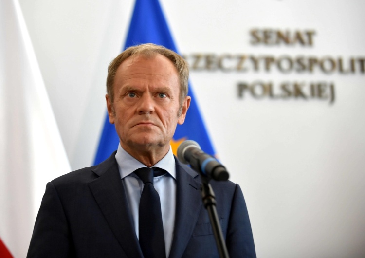 Tusk mówi o „gwałceniu Konstytucji i uderzaniu w TVN”. Mocna odpowiedź wiceministra