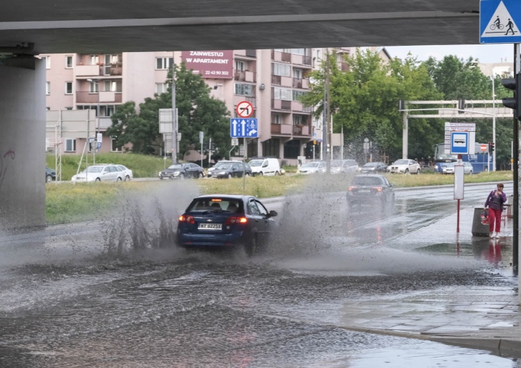 Mateusz Marek Zalane Aleje Jerozolimskie, utrudnienia w ruchu. Nad Warszawą przechodzi potężna burza