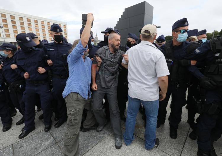 Incydent podczas uroczystości pod pomnikiem Ofiar Tragedii Smoleńskiej na pl. Piłsudskiego w Warszawie. Skandaliczne zachowanie aktywistów pod Pomnikiem Smoleńskim. 