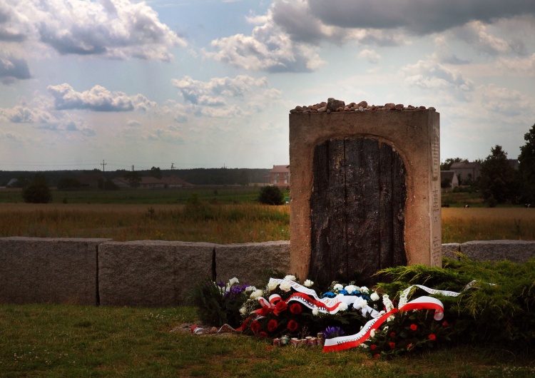 Fragment pomnika upamiętniającego pomordowanych Żydów z Jedwabnego 80. rocznica mordu na Żydach w Jedwabnem.