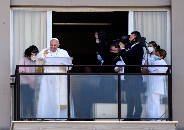 Papież Franciszek, przebywający od tygodnia w rzymskiej klinice Gemelli, pojawił się w niedzielę w południe na balkonie na 10. piętrze, gdzie znajduje się jego pokój.  Wyjątkowa modlitwa papieża. Odmówił Anioł Pański ze szpitala