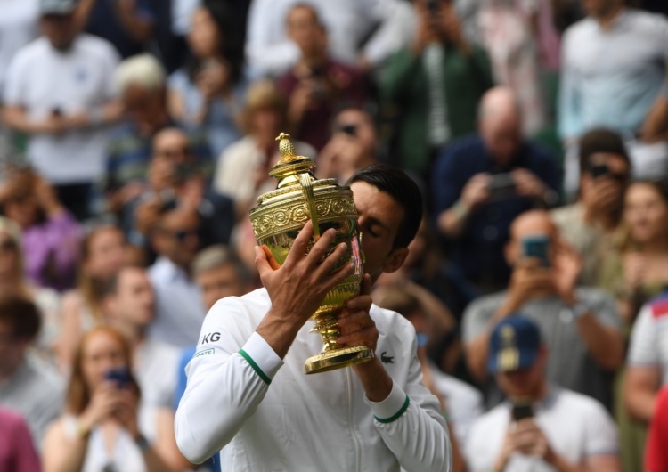 Serbski tenisista Novak Djoković po raz szósty okazał się najlepszy na turnieju w Londynie. Djokovic wygrał Wimbledon. Niesamowite nagranie z kortu