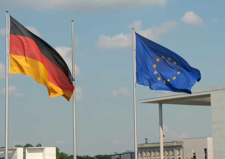 Flaga Niemiec i flaga Unii Europejskiej, zdjęcie ilustracyjne Były szef niemieckiego TK stawia mocne zarzuty. Rośnie sprzeciw wobec federalizacji UE?