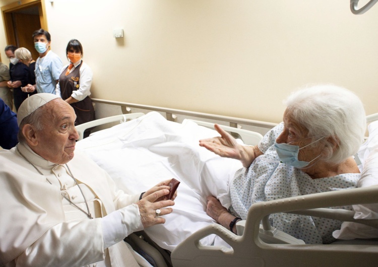 W mediach ukazały się zdjęcia papieża na szpitalnym korytarzu na wózku, który pchał jeden z jego asystentów Media opublikowały zdjęcia papieża ze szpitala. Poruszał się wózku
