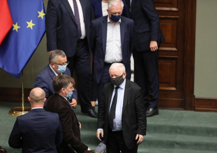 Prezes PiS Jarosław Kaczyński (P), minister infrastruktury Andrzej Adamczyk (3L), minister sprawiedliwości Zbigniew Ziobro (2L) na sali obrad Sejmu w Warszawie, / / PAP/Wojciech Olkuśnik Mocna pozycja PiS. Platforma i ruch Hołowni walczą o drugie miejsce [SONDAŻ]