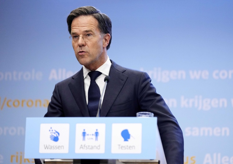  Mark Rutte przeprosił za zbyt wczesne zniesienie obostrzeń. „To był błąd”