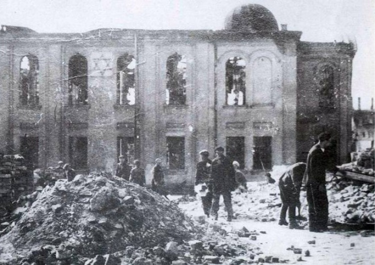 Wielka Synagoga w Białymstoku spalona przez Niemców wraz w ludźmi w środku w 1941 roku Dr Adam Cyra: Dziwnie zapomniany mord