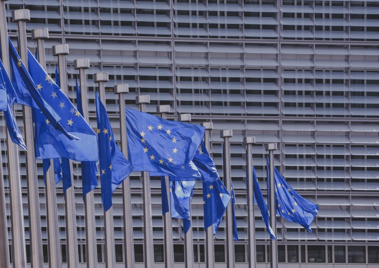 Flagi Unii Europejskiej, zdjęcie ilustracyjne UE ogłosi dzisiaj wielką reformę klimatyczną. Media: Jej konsekwencje dotkną wszystkich