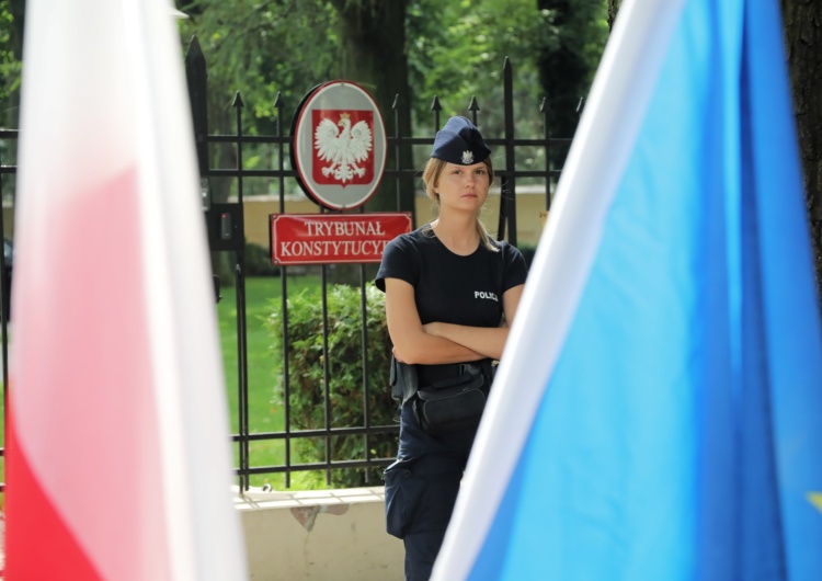 Policjantka przed Trybunałem Konstytucyjnym w Warszawie Awantura w trakcie rozprawy TK. Piotrowicz przerwał obrady