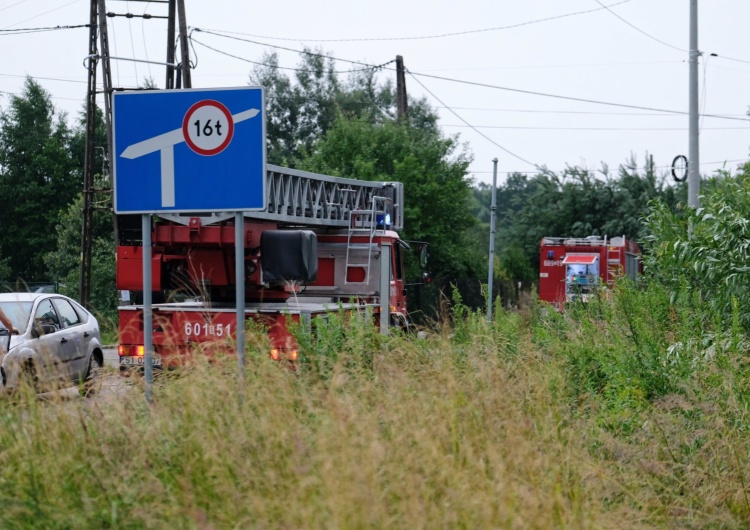 Straż pożarna usuwa zniszczenia po burzy w miejscowości Niegowoniczki, 14 bm. Nad województwem śląskim przeszły gwałtowne burze. [video] Nocne kataklizmy nad Polską. Śląsk: Trąba powietrzna zerwała 26 dachów