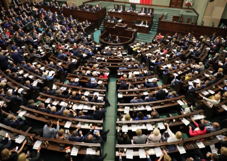  [SONDAŻ] Prawo i Sprawiedliwość niezmiennie liderem. Złe wieści dla Lewicy 