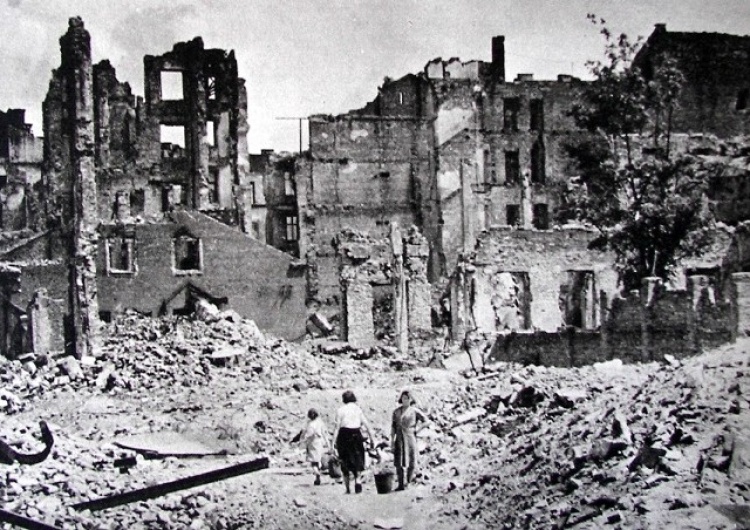 ruiny Warszawy Wiesław Misiek: Co wiemy o stratach Polski w czasie II Wojny Światowej?