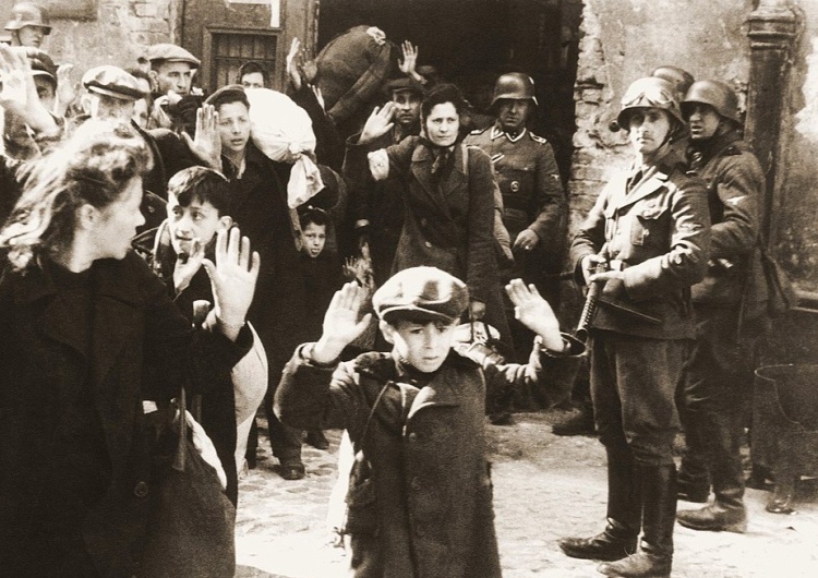 Żydzi pojmani przez SS w trakcie tłumienia Powstania w getcie warszawskim [Tylko u nas] Paweł Jędrzejewski: Degermanizacja Holokaustu