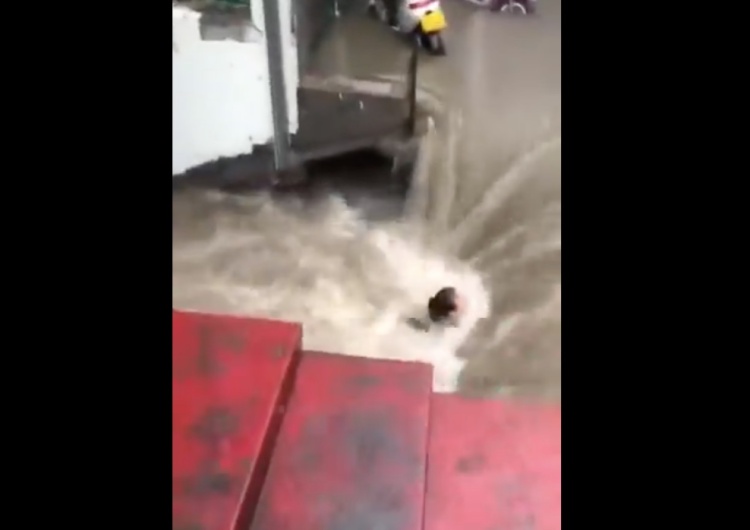 Powódź w Zhengzhou/Chiny [video] Drastyczne obrazy powodzi w Chinach. 