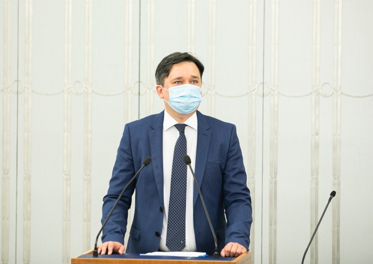 Wiącek popiera pogląd o prymacie konstytucji nad umowami międzynarodowymi! „Konsternacja senatorów PO”