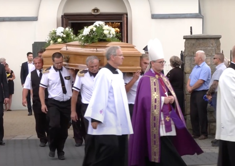  Pogrzeb rodziny zastrzelonej w Borowcach. Ocalały 13-letni Gianni pożegnał bliskich. „Wierzymy, że oni są wybrańcami Boga” [WIDEO]