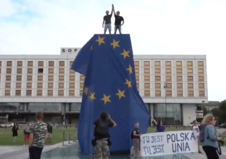  [VIDEO] A tak dzicz znów skakała po Pomniku Ofiar Katastrofy Smoleńskiej