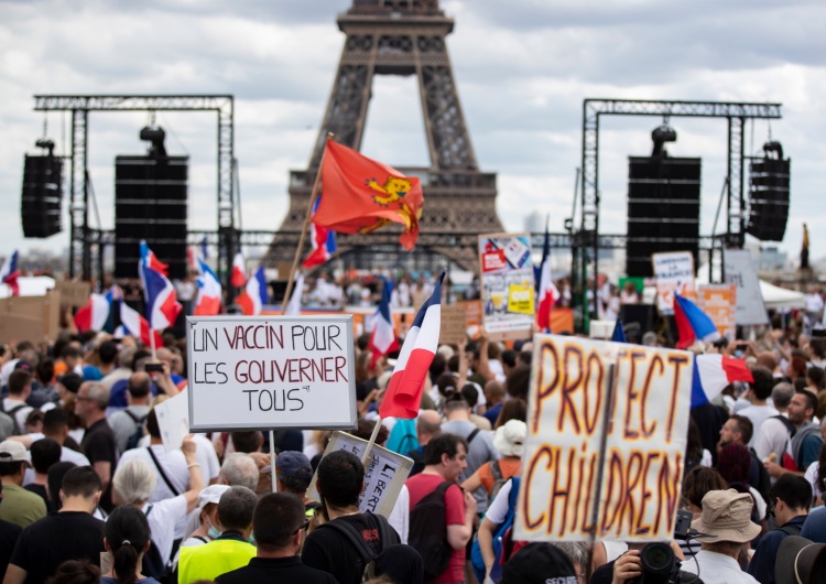  Francja. Ogromne manifestacje przeciwko paszportom sanitarnym