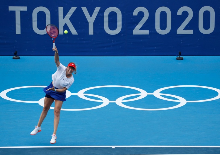 Donna Vekic serwuje przeciwko Arynie Sabalence, Tokio, Japonia, 26 lipca 2021 r. 