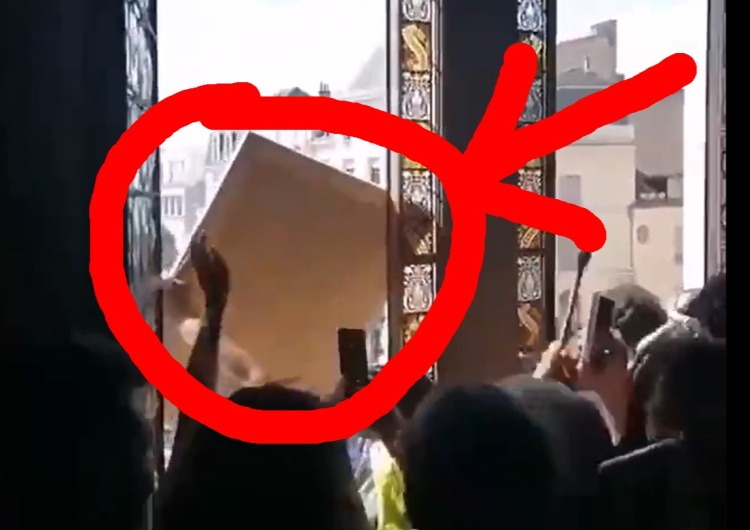 demonstranci wyrzucają portret Macrona [VIDEO] Demonstrujący Francuzi wtargnęli do ratusza w Poitiers, by wznosząc okrzyki radości wyrzucić portret Macrona