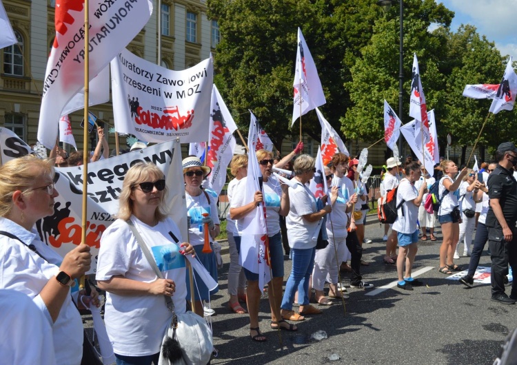 protest pracowników sądownictwa pod KPRM Pracownicy sądownictwa protestowali pod KPRM: 