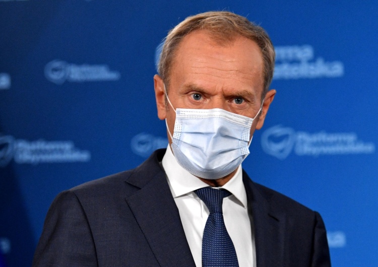  Tusk zaatakował TVP ws. szczepień. Mocna odpowiedź prowadzącego „Koronawirus. Poradnik”