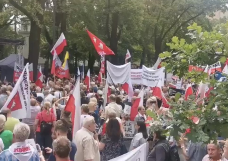  [WIDEO] Trwa manifestacja pod Trybunałem Konstytucyjnym. „Warto pokazać, że Polacy popierają te zmiany”