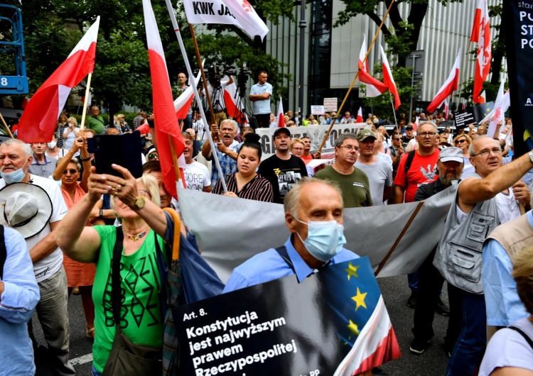  „Tu jest Polska, nie Bruksela”. Tłumy na manifestacji przed siedzibą Trybunału Konstytucyjnego [WIDEO, FOTO] 