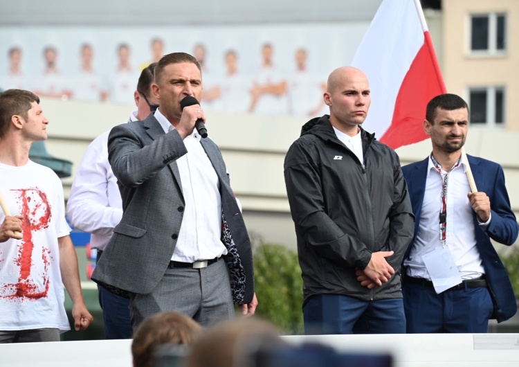 „Toczy się wojna”. Szef Marszu Niepodległości zapowiada przeprowadzenie referendum