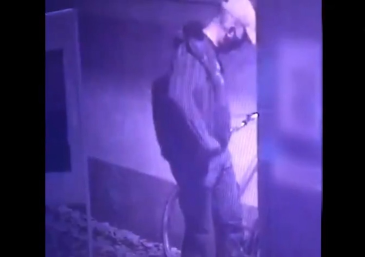  [VIDEO] Policja publikuje film ze sprawcą podpalenia punktu szczepień w Zamościu! Poznajesz go?