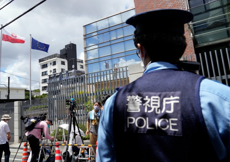 Policja i przedstawiciele mediów przed polską ambasadą w Tokio. Cimanouska dla AP: Chcę kontynuować karierę, ale teraz najważniejsze jest bezpieczeństwo