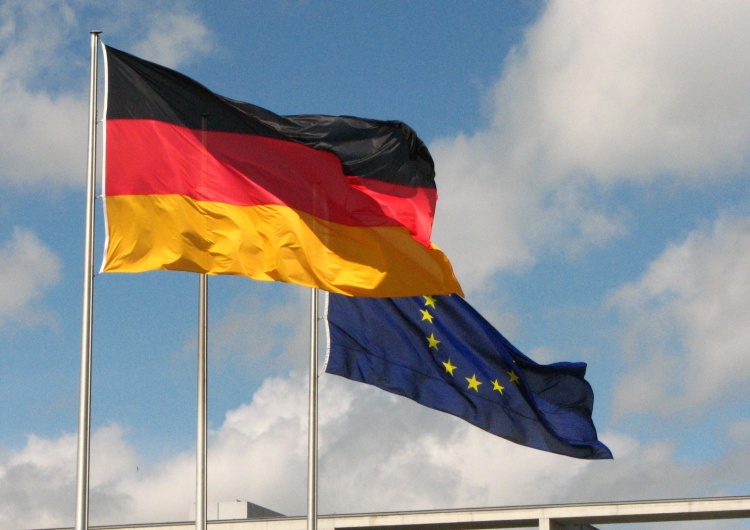 Flaga Niemiec i flaga Unii Europejskiej, zdjęcie ilustracyjne Niemiecki dziennik: Polska „kotwicą stabilności” dla Berlina
